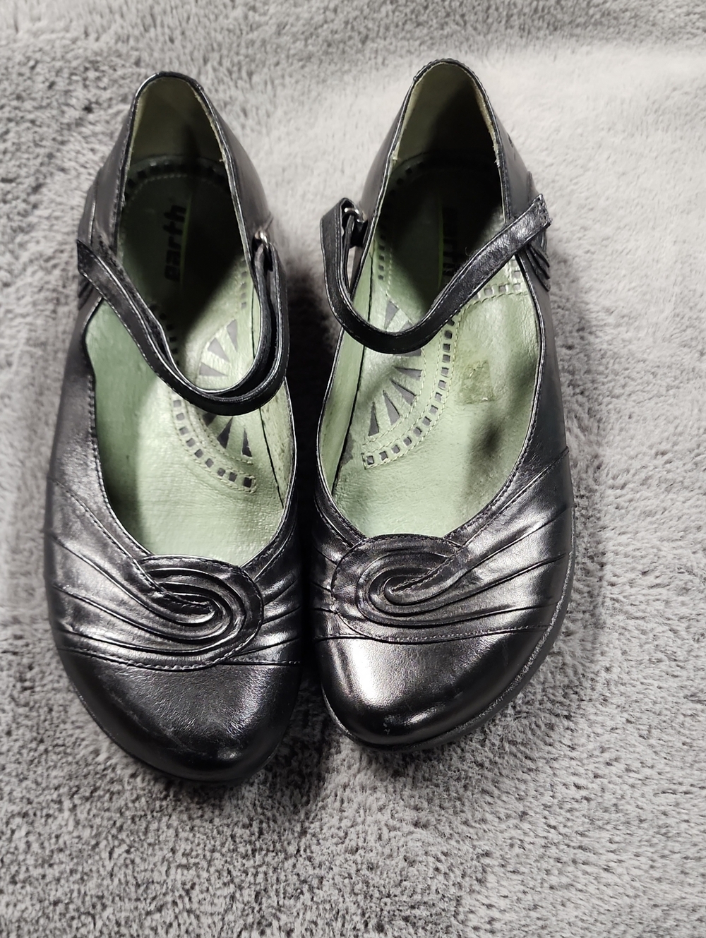 7B Kalso Earth Women's Black Mary Jane Flats with Decorative Swirl